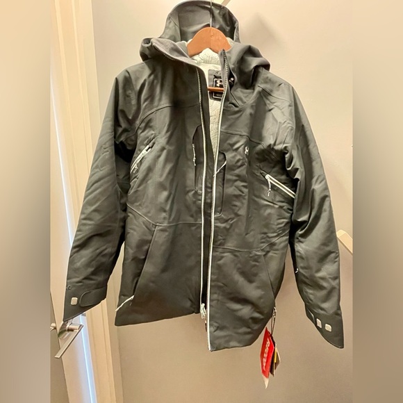 Under Armour winter / ski / snow jacket. Size SM/P. NEW (with tags). - Picture 1 of 7